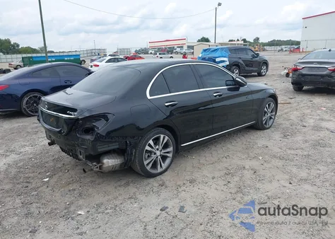 2015 Mercedes-Benz C 300 Luxury 4Matic z USA, uszkodzony, nr VIN 55SWF4KB6FU042101